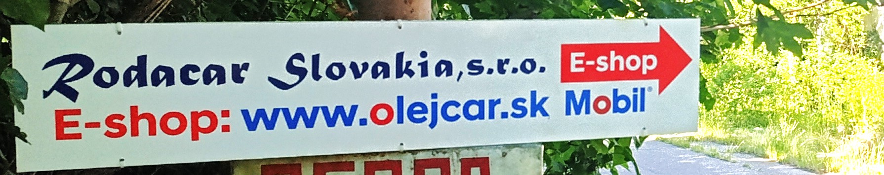 Odbočka z asfaltovej cesty k odbernému miestu